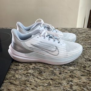 BRAND NEW Nike woman’s zoom winflow shoes (size 8)